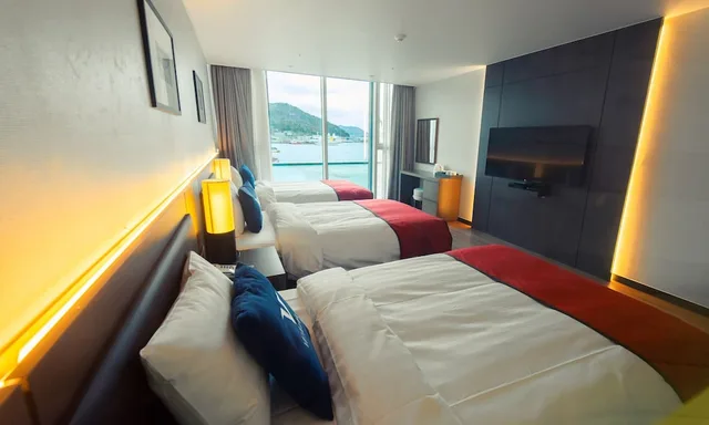 غرفة سوبيريور ثلاثية بثلاثة أسرّة بإطلالة على البحر، Yeosu Venezia Hotel & Suites 1/6