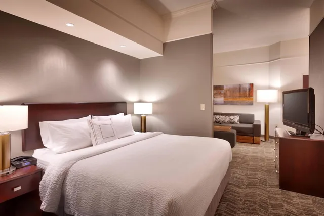 جناح بسرير كينج مع سرير سحّاب إضافي مع أريكة لذوي الإعاقة، Springhill Suites by Marriott Thatcher 1/5