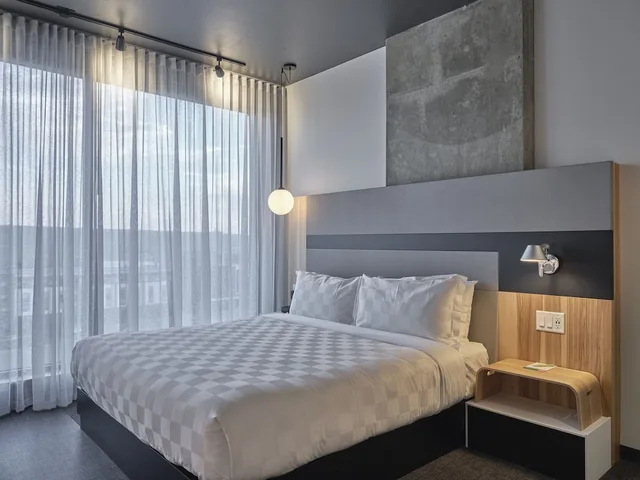 غرفة كلاسيكية بسرير كينج بإطلالة على الجبل، Alt Hotel Calgary University District 1/4