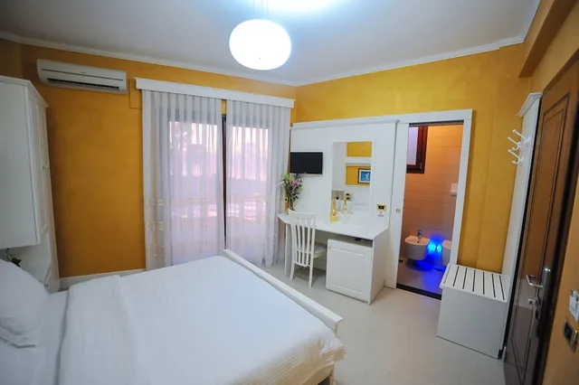 غرفة قياسية بسرير كوين بإطلالة على البحر، Iliria Internacional Hotel 2/10