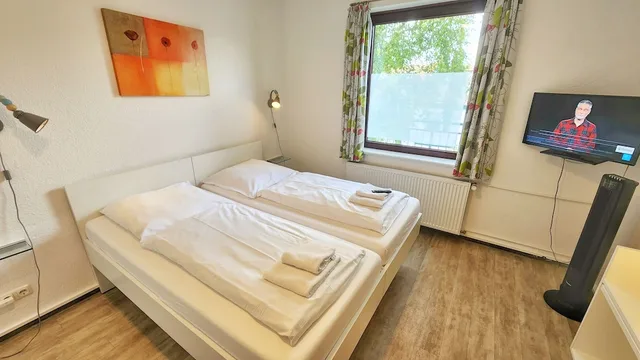 Apartment, Twin Beds, Marion Weber House 1/10
