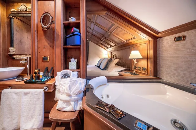 جناح بسرير مزدوج بجاكوزي، Ambra Cortina Luxury Fashion Boutique Hotel 8/8