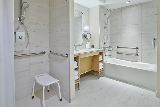 غرفة ديلوكس بسريرين كوين بإطلالة على الفناء، Hotel Clio, a Luxury Collection Hotel, Denver Cherry Creek 7/10