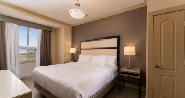 جناح بسرير كينج مع أريكة، Prestige Harbourfront Resort, WorldHotels Luxury 1/5
