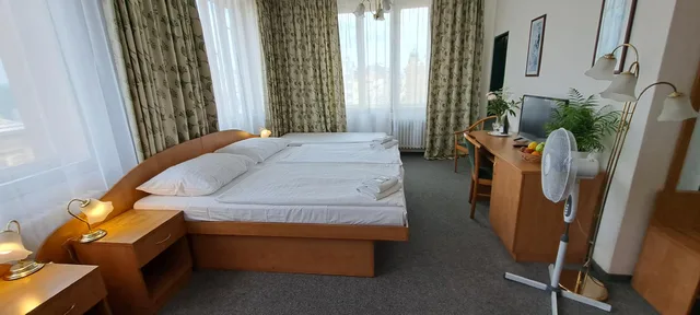 غرفة رباعية بسرير مزدوج وسريرين منفصلين، Legie Hotel 1/1