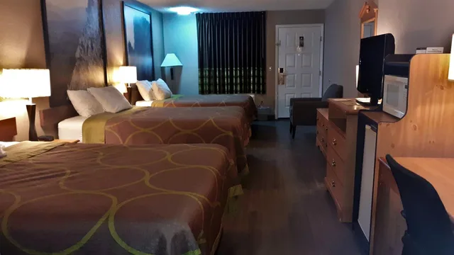 غرفة بسريرين كوين وسرير كوين، Super 8 by Wyndham Fort Chiswell Wytheville Area 5/9