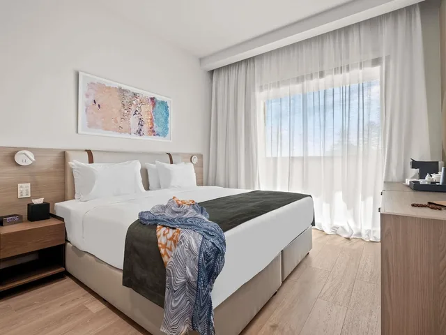 Classic, Convertible Double Bed, Balcony، Mercure Larnaca Finikoudes Beach 1/10