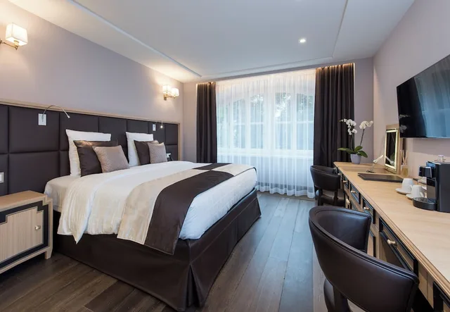 Ladies First، Hotel Bristol Geneva 3/4