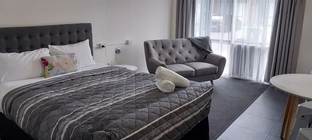 Deluxe, King Bed, Comfort Inn Commodore Albury 1/6