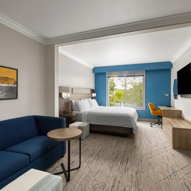 غرفة بسرير كينج مع أريكة، Holiday Inn Express Hotel And Suites Paso Robles 1/6