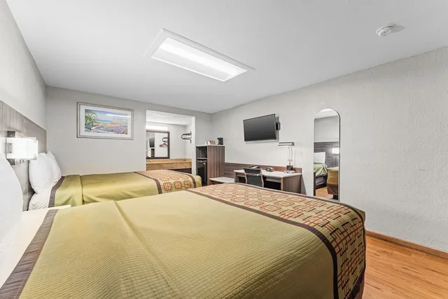 Standard, 2 Queen Beds, Guest Inn Rogers 4/10