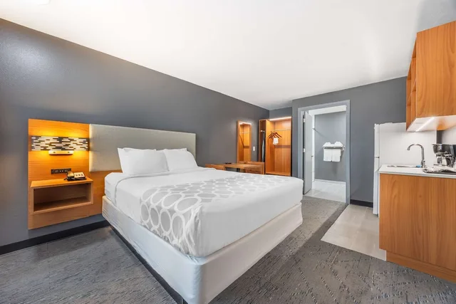 Room, Queen Bed, Accessible, Suburban Studios Branson On The Strip 4/9