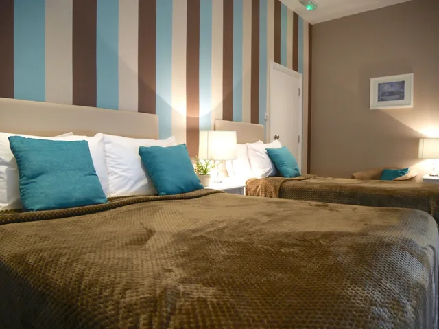 غرفة رباعية بسرير مزدوج وسريرين منفصلين، RAVNA GORA HOTEL 4/4