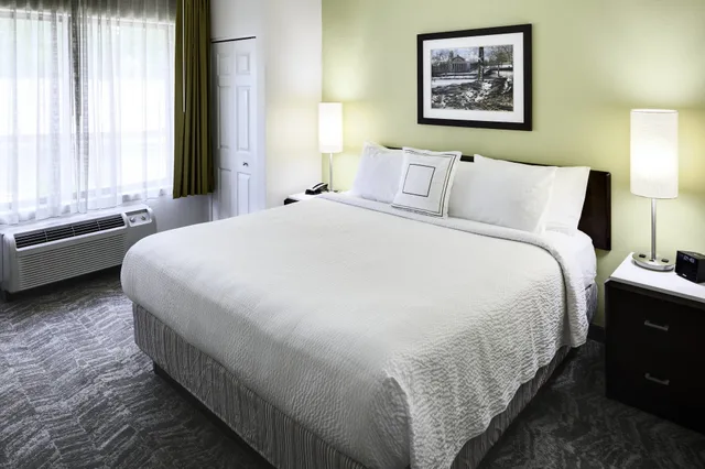 غرفة بسرير كينج مع أريكة، SpringHill Suites Milford 1/3