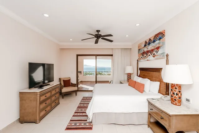 غرفة بسرير كينج بإطلالة على البحر بغرفة نوم واحدة مع أريكة، Villa Del Palmar At the Islands of Loreto 4/7