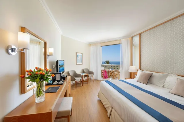 غرفة كلاسيكية بسريرين منفصلين بإطلالة على البحر، Constantinou Bros Athena Beach Hotel 1/6