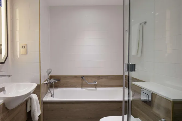 غرفة تنفيذية عائلية بحوض استحمام، Hilton Cobham 4/4