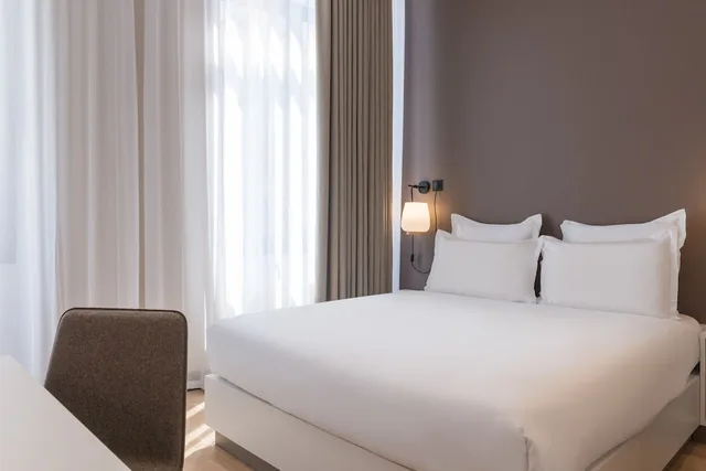 غرفة تنفيذية بسرير كوين، MAISON NO 1/10