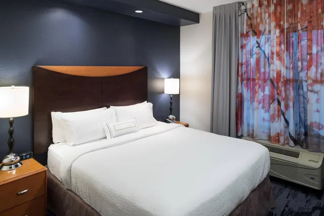 جناح بسرير كينج بغرفة نوم واحدة مع أريكة بحوض استحمام لذوي الإعاقة، Fairfield Inn And Suites Orlando At Seaworld 4/8