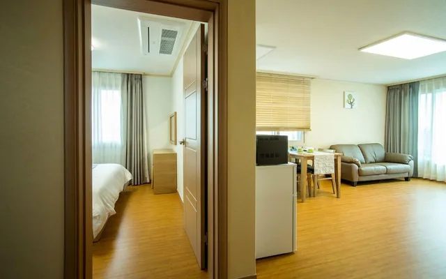 غرفة عائلية بسرير كينج بغرفة نوم واحدة بإطلالة جزئية على البحر بمطبخ صغير، Haerian Hotel 2/4