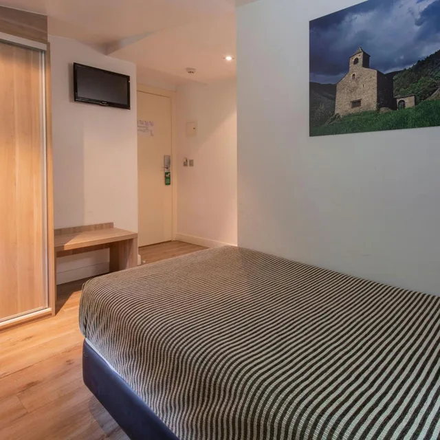 غرفة ثلاثية، Hotel Del Pui 7/10