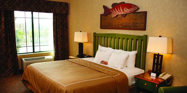 غرفة قياسية بسريرين كوين مع أريكة، Wildwood Lodge 1/8