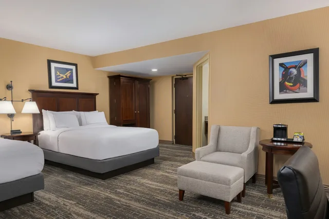 غرفة ديلوكس بسريرين كوين، Doubletree Cincinnati Airport 1/4