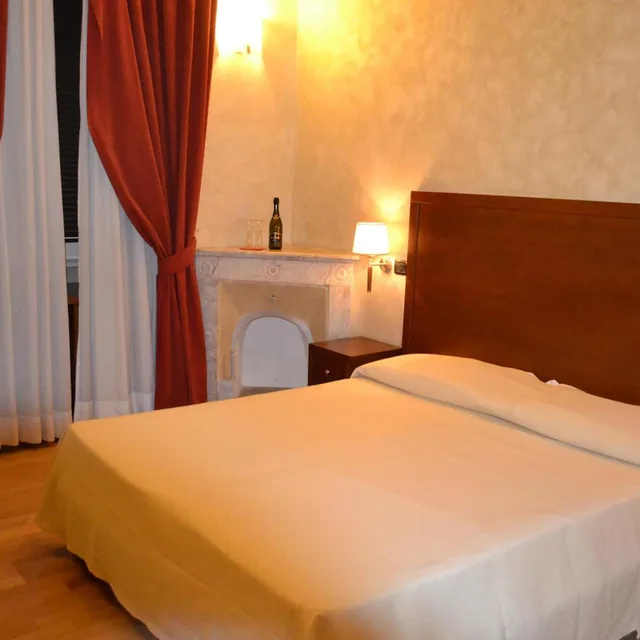 غرفة بسرير مزدوج أو سريرين منفصلين، Dipendenza Hotel Galileo 1/9