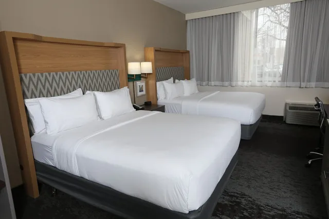 غرفة قياسية بسريرين مزدوجين، Holiday Inn & Suites Chicago North Shore (Skokie) 2/8