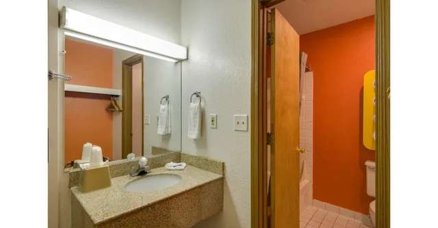 غرفة بسرير كينج للمدخنين، Motel6 Waukegan, IL 4/7