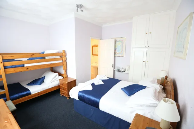 غرفة عائلية رباعية بسرير مزدوج وسريرين منفصلين، The Corner House Hotel Guest House 4/7