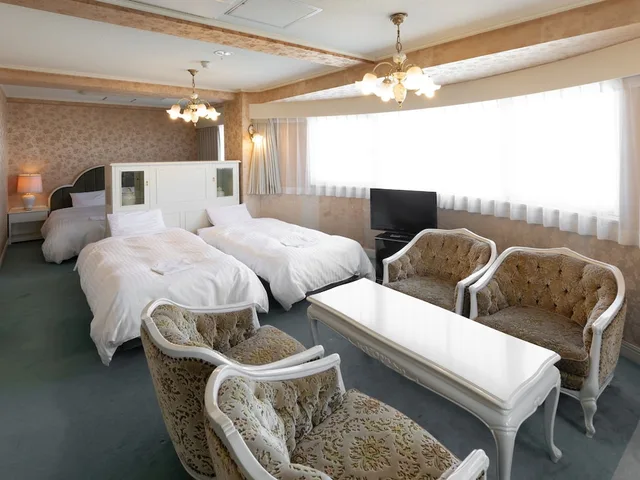 غرفة ديلوكس عائلية بسريرين منفصلين وسرير كينج مع أريكة، Hotel Castle Inn Yokkaichi 3/4