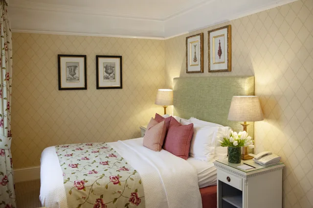 Room, Queen Bed, Durrants Hotel 4/10