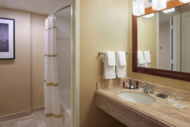 غرفة كلوب بسرير كينج، Toronto Airport Marriott 7/10
