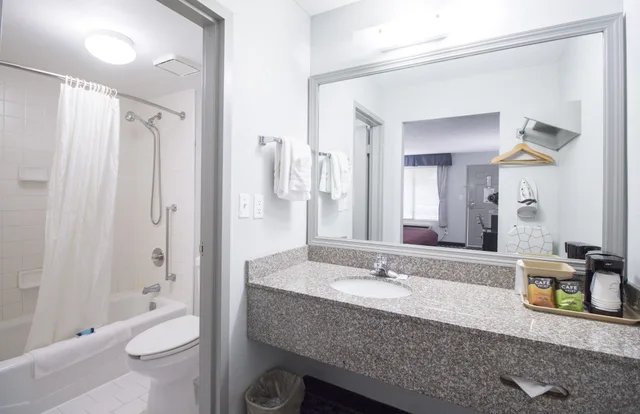 Standard, 2 Double Beds, Smoking, Brick Lodge Atlanta Norcross 3/3