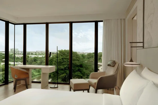 جناح ركني بسرير كينج بغرفة نوم واحدة، Courtyard by Marriott Bangkok Suvarnabhumi Airport 3/6