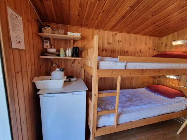كوخ اقتصادي بأسرّة بطابقين بحمام مشترك، Korskullens Camping Stugor & Cafe 1/2