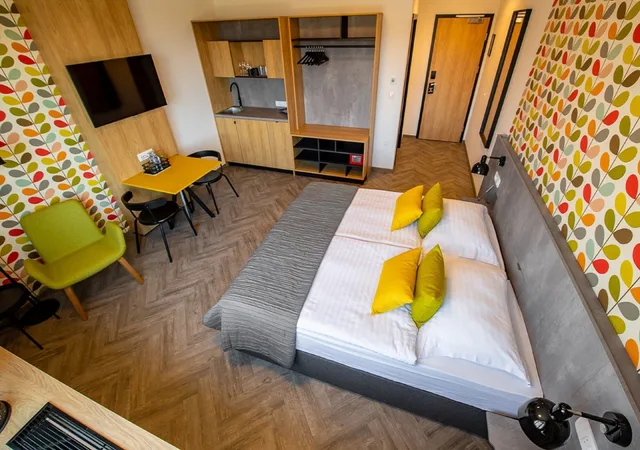 غرفة بسريرين منفصلين بمطبخ صغير، Urban Ring Hotel 6/10