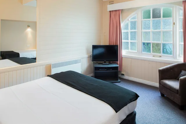 غرفة بسرير كوين وسريرين فرديين بغرفتي نوم، Blue Mountains Heritage Motel 2/5