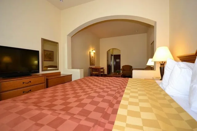 Suite, King Bed, Jetted Tub, Bathtub, Best Western Casa Villa Suites 1/2