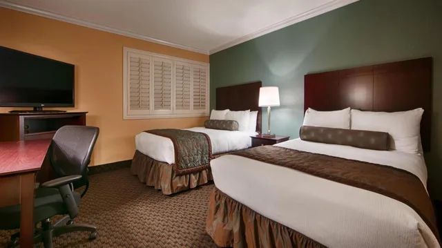 غرفة بسريرين مزدوجين بحوض استحمام لذوي الإعاقة، Best Western Plus Casino Royale–Center Strip 4/5