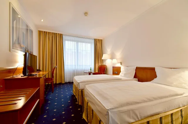 غرفة بسرير مزدوج أو سريرين منفصلين، Coronet Hotel 1/10