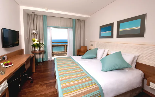 غرفة بريميوم بسرير كينج بإطلالة على البحر، Crowne Plaza Limassol 1/1