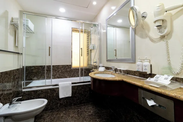 جناح بسرير فردي بإطلالة على البحر بغرفتي نوم بحوض جاكوزي مع دخول صالة النادي، Holiday Inn Kuwait 3/5