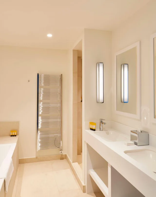 جناح جونيور بإطلالة على البحر، Hotel Les Roches Blanches 10/10