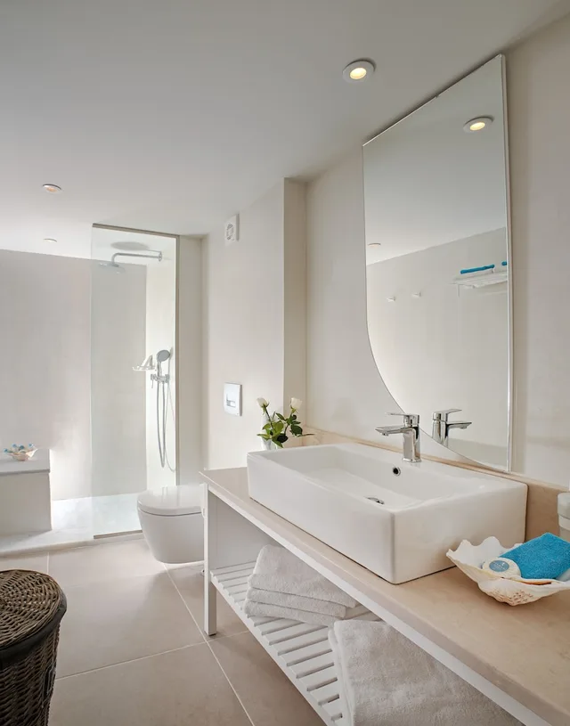 4 Bedrooms, Villa, 6 Queen Beds, Beach Front, 4 Sofa، Out of the Blue Resort 6/6