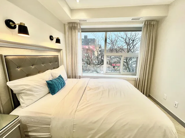 Renovated, Luxury, Apartment, Multiple Beds، Toronto Rooms And Suites 1/10