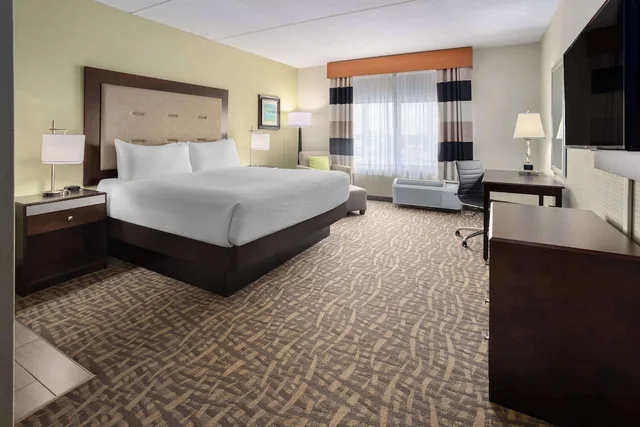 غرفة ديلوكس بسرير كينج لذوي الإعاقة، Wyndham Garden Buffalo Downtown 3/10