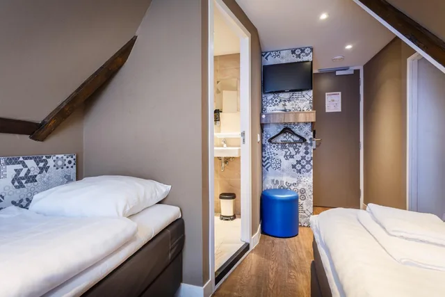 غرفة بسريرين منفصلين بحمام خاص، Hotel Old Nickel 3/7