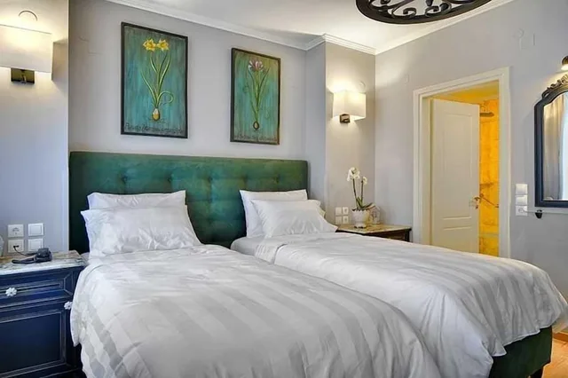 Luxury, Double Bed, Hotel Antique 1/10